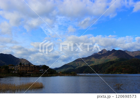 秋の河口湖周辺 120698573