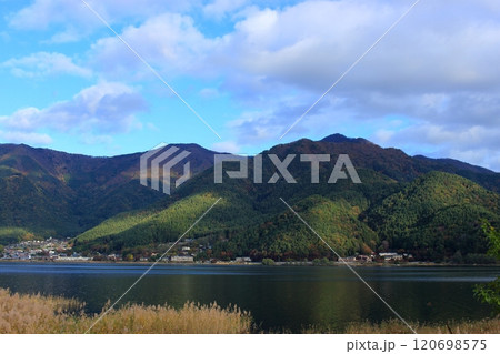 秋の河口湖周辺 120698575