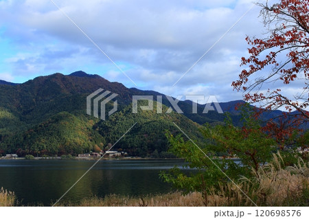 秋の河口湖周辺 120698576