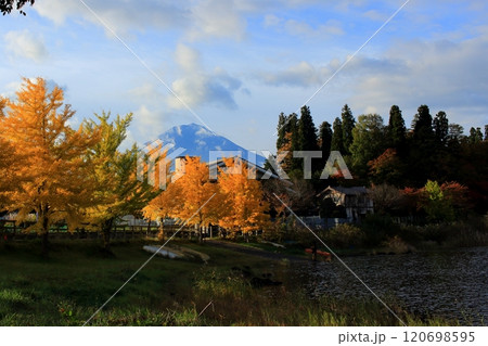 秋の河口湖周辺 120698595