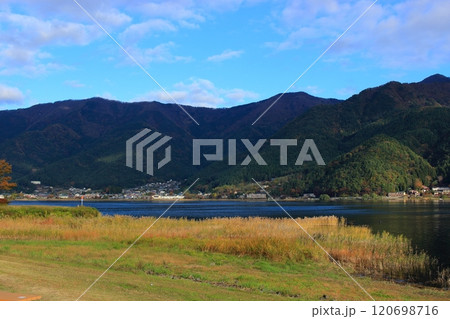 秋の河口湖周辺 120698716