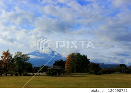 秋の河口湖周辺 120698721