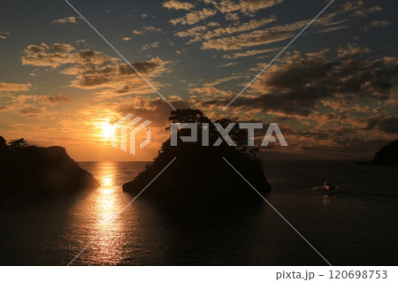 堂ヶ島の向こうに見える綺麗な夕陽 堂ヶ島の向こうに見える綺麗な夕陽 120698753