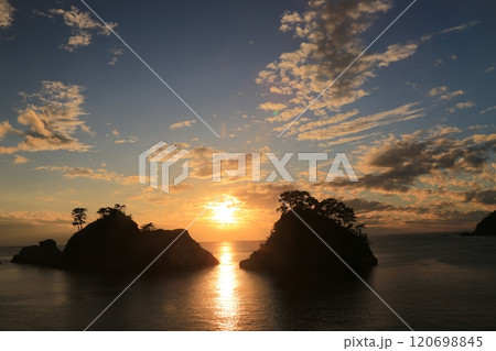 堂ヶ島の向こうに見える綺麗な夕陽 堂ヶ島の向こうに見える綺麗な夕陽 120698845