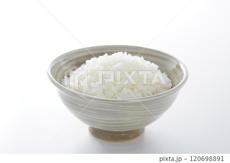 茶碗に盛られた白ご飯_白バック 120698891