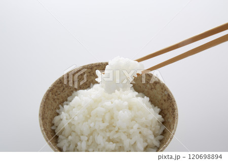 茶碗に盛られた白ご飯_白バック 120698894