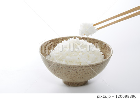 茶碗に盛られた白ご飯_白バック 120698896