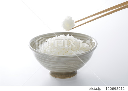 茶碗に盛られた白ご飯_白バック 茶碗に盛られた白ご飯_白バック 120698912