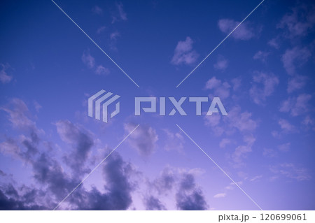 夕暮れの青空に浮かぶちぎれ雲 もつれ雲巻雲 夕暮れの青空に浮かぶちぎれ雲 もつれ雲巻雲 120699061