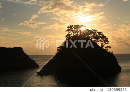 堂ヶ島の向こうに見える綺麗な夕陽 堂ヶ島の向こうに見える綺麗な夕陽 120699225