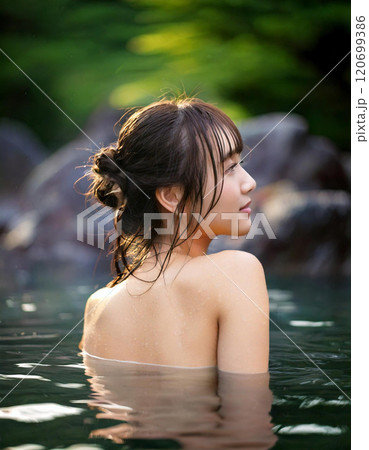 露天風呂に若い女性が浸かっている 120699386