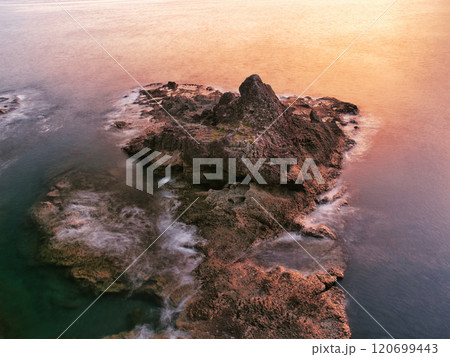 夕陽に赤く染まる海岸の岩　鹿児島県瀬平自然公園 120699443