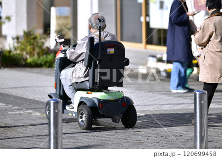 日本の横浜都市景観　高齢化社会　電動カートの高齢者＝横浜市内 120699458