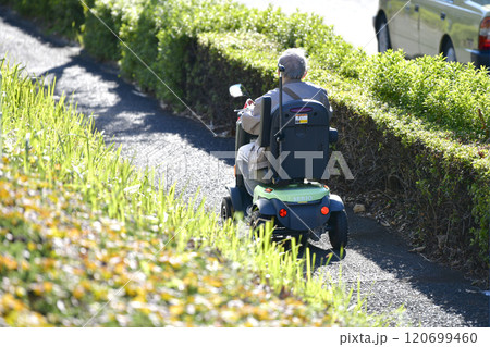 日本の横浜都市景観　高齢化社会　電動カートの高齢者＝横浜市内 120699460