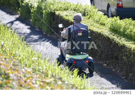 日本の横浜都市景観　高齢化社会　電動カートの高齢者＝横浜市内 120699461