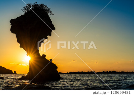 りんご岩（傘岩）の夕陽　柿泊海岸　ながさきサンセットロード　【長崎市】 120699481