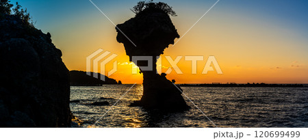 りんご岩（傘岩）の夕陽　柿泊海岸　ながさきサンセットロード　パノラマ　【長崎市】 120699499