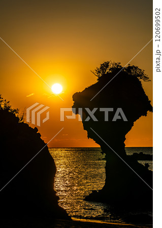 りんご岩（傘岩）の夕陽　柿泊海岸　ながさきサンセットロード　【長崎市】 120699502