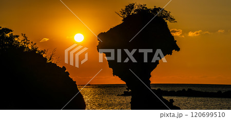 りんご岩（傘岩）の夕陽　柿泊海岸　ながさきサンセットロード　パノラマ　【長崎市】 120699510