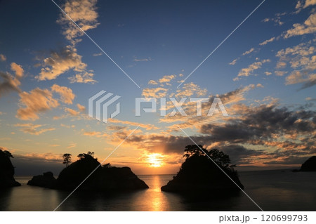 海に沈む夕日 120699793