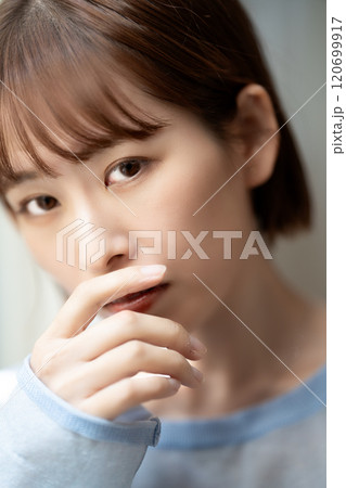 フェミニンな雰囲気のショートボブの若い女性 120699917