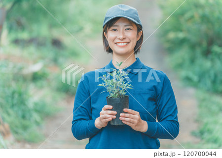 花苗を持つ花農家の女性 花苗を持つ花農家の女性 120700044