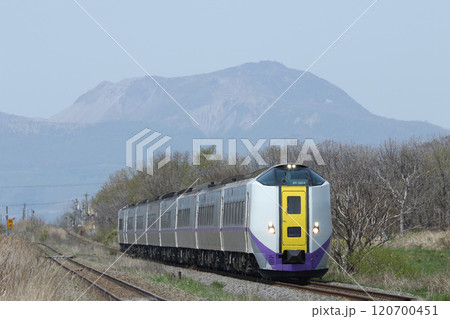 有珠山をバックに駆ける特急北斗 北斗 キハ261系 キハ261 有珠山をバックに駆ける特急北斗 北斗 キハ261系 キハ261 120700451