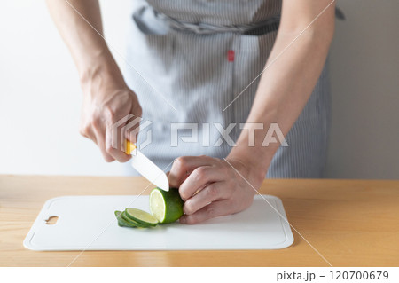 ライムをスライスしているところ (写真素材) ライムをスライスしているところ (写真素材) 120700679