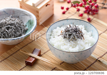 ご飯にのせた塩昆布 （ 北海道産昆布 ） 120700696