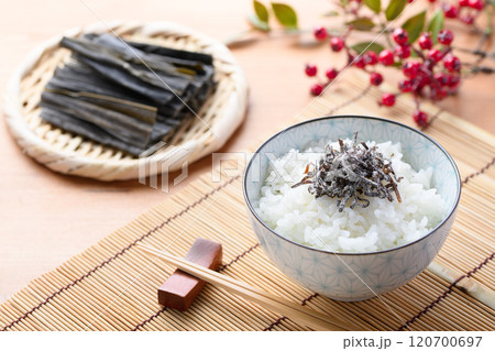 ご飯にのせた塩昆布 ( 北海道産昆布 ) ご飯にのせた塩昆布 ( 北海道産昆布 ) 120700697
