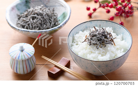 ご飯にのせた塩昆布 ( 北海道産昆布 ) ご飯にのせた塩昆布 ( 北海道産昆布 ) 120700703