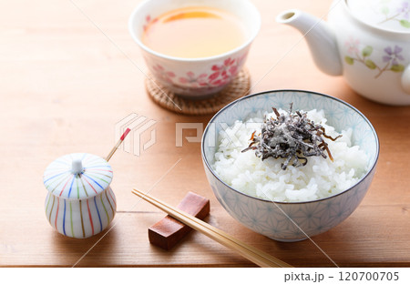 ご飯にのせた塩昆布 ( 北海道産昆布 ) ご飯にのせた塩昆布 ( 北海道産昆布 ) 120700705