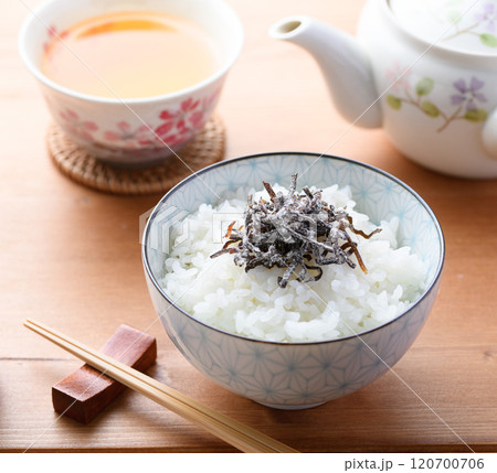 ご飯にのせた塩昆布 ( 北海道産昆布 ) ご飯にのせた塩昆布 ( 北海道産昆布 ) 120700706