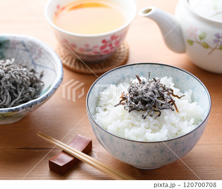 ご飯にのせた塩昆布 ( 北海道産昆布 ) ご飯にのせた塩昆布 ( 北海道産昆布 ) 120700708