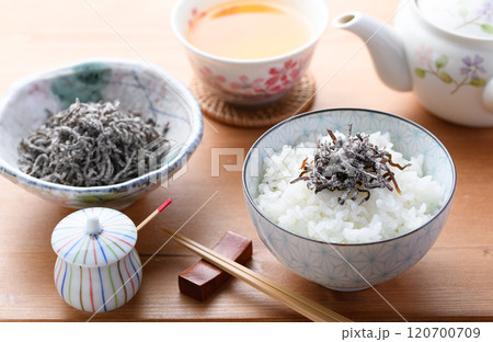 ご飯にのせた塩昆布 （ 北海道産昆布 ） 120700709