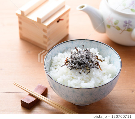 ご飯にのせた塩昆布 ( 北海道産昆布 ) ご飯にのせた塩昆布 ( 北海道産昆布 ) 120700711