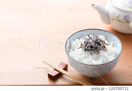 ご飯にのせた塩昆布 ( 北海道産昆布 ) ご飯にのせた塩昆布 ( 北海道産昆布 ) 120700712