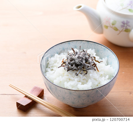 ご飯にのせた塩昆布 ( 北海道産昆布 ) ご飯にのせた塩昆布 ( 北海道産昆布 ) 120700714