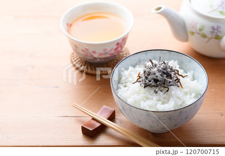 ご飯にのせた塩昆布 （ 北海道産昆布 ） 120700715