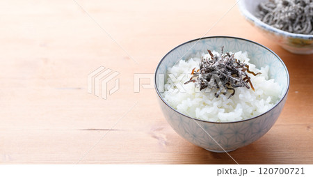 ご飯にのせた塩昆布 ( 北海道産昆布 ) ご飯にのせた塩昆布 ( 北海道産昆布 ) 120700721