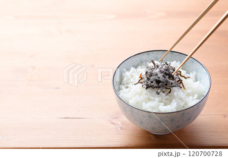 ご飯にのせた塩昆布 ( 北海道産昆布 ) ご飯にのせた塩昆布 ( 北海道産昆布 ) 120700728