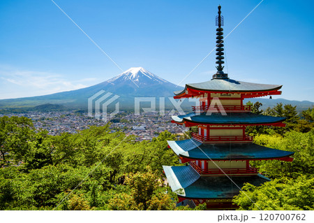 Chureito pagoda with the mount Fuji, in Arakurayama Sengen Park, Japan 120700762