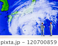台風接近を心配するビジネスマンたち 120700859