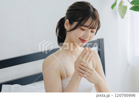 ハンドクリームを塗る女性 120700996