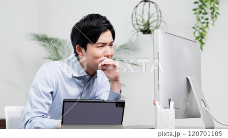 パソコン作業のトラブルで困るビジネスマン パソコン作業のトラブルで困るビジネスマン 120701105