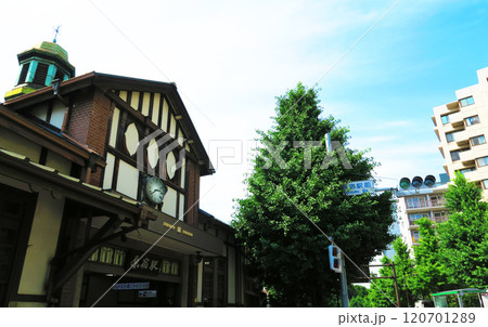 JR東日本山手線の原宿駅の旧駅舎の風景 120701289