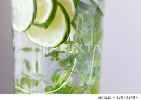 ライム&ミントのオリジナルドリンク (写真素材) ライム&ミントのオリジナルドリンク (写真素材) 120701497