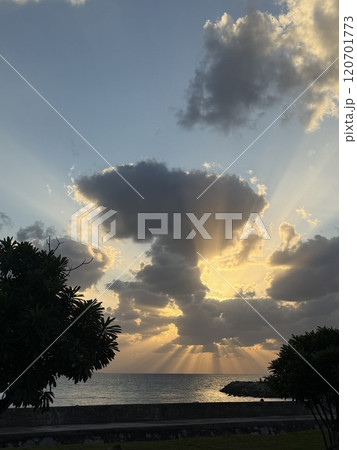 名護市の海岸線の夕陽 120701773