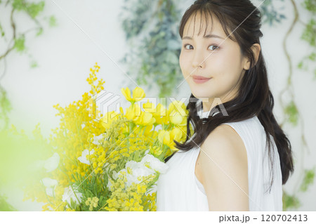 ミモザの花束を持つ若い女性 ミモザの花束を持つ若い女性 120702413