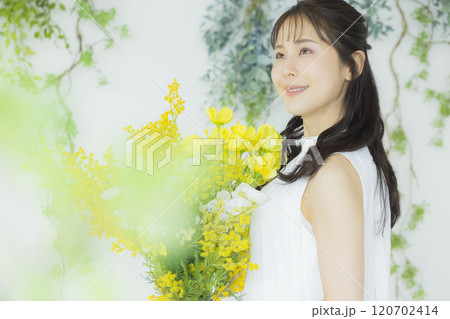 ミモザの花束を持つ若い女性 ミモザの花束を持つ若い女性 120702414